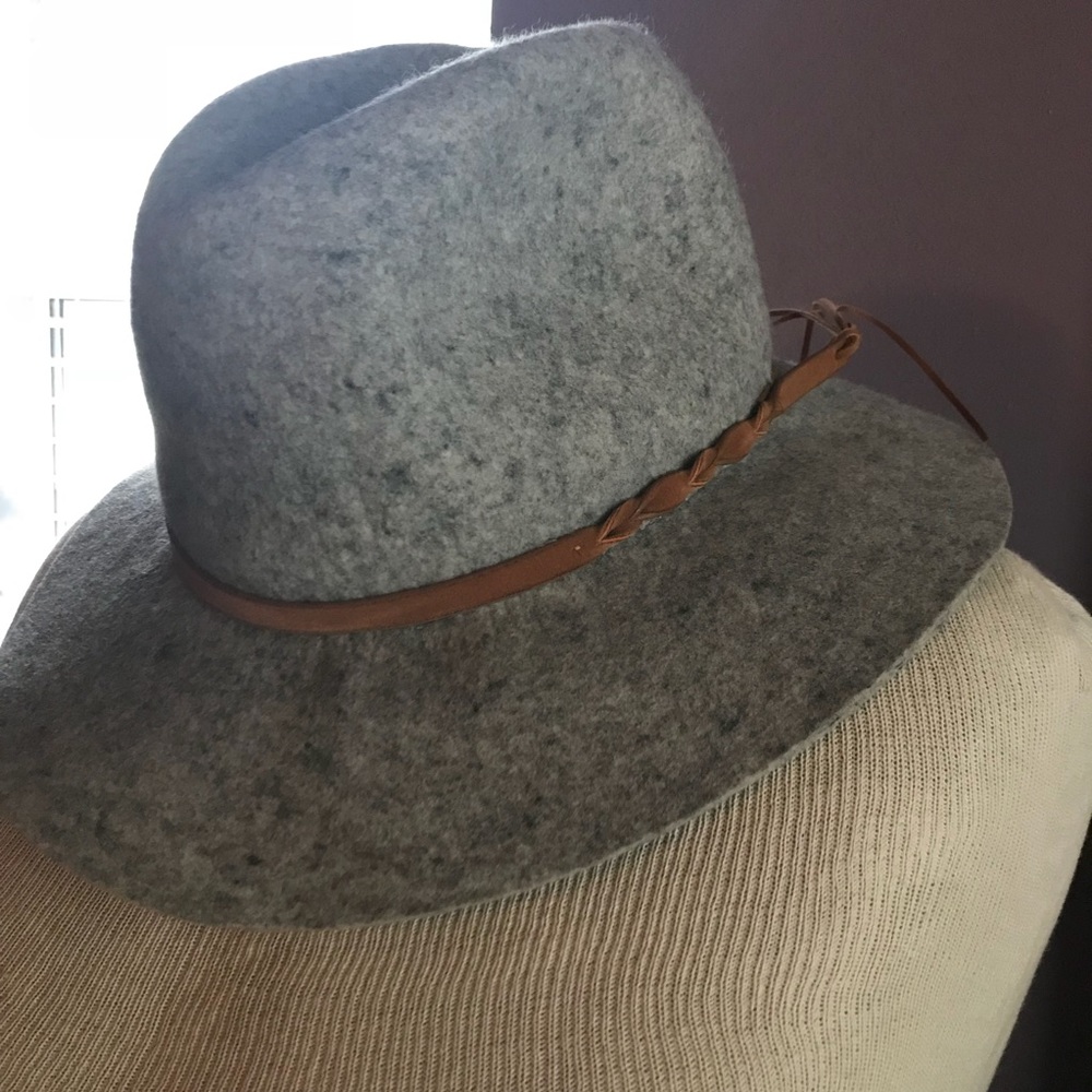 New wool light grey hat with faux leather detail